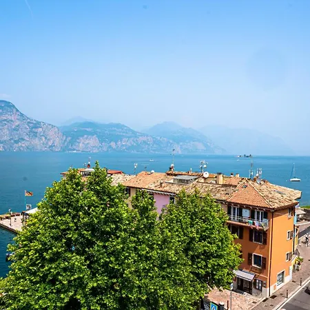 Sorriso Brenzone sul Garda