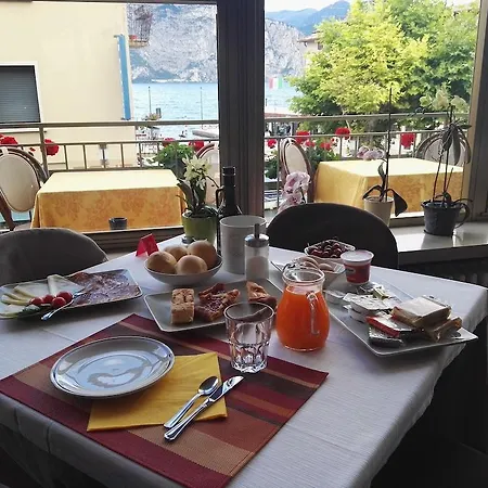 Sorriso Brenzone sul Garda